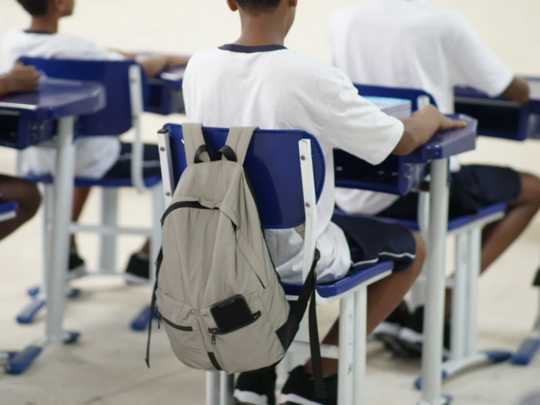 Rio de Janeiro proíbe uso de celulares em escolas da rede pública municipal